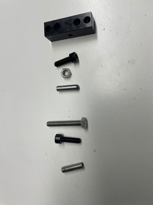 Montaż części i komponentów do obróbki bloków stalowych